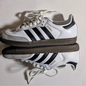 Adidas Samba White with signature back stripes
Never Worn Womens size 5